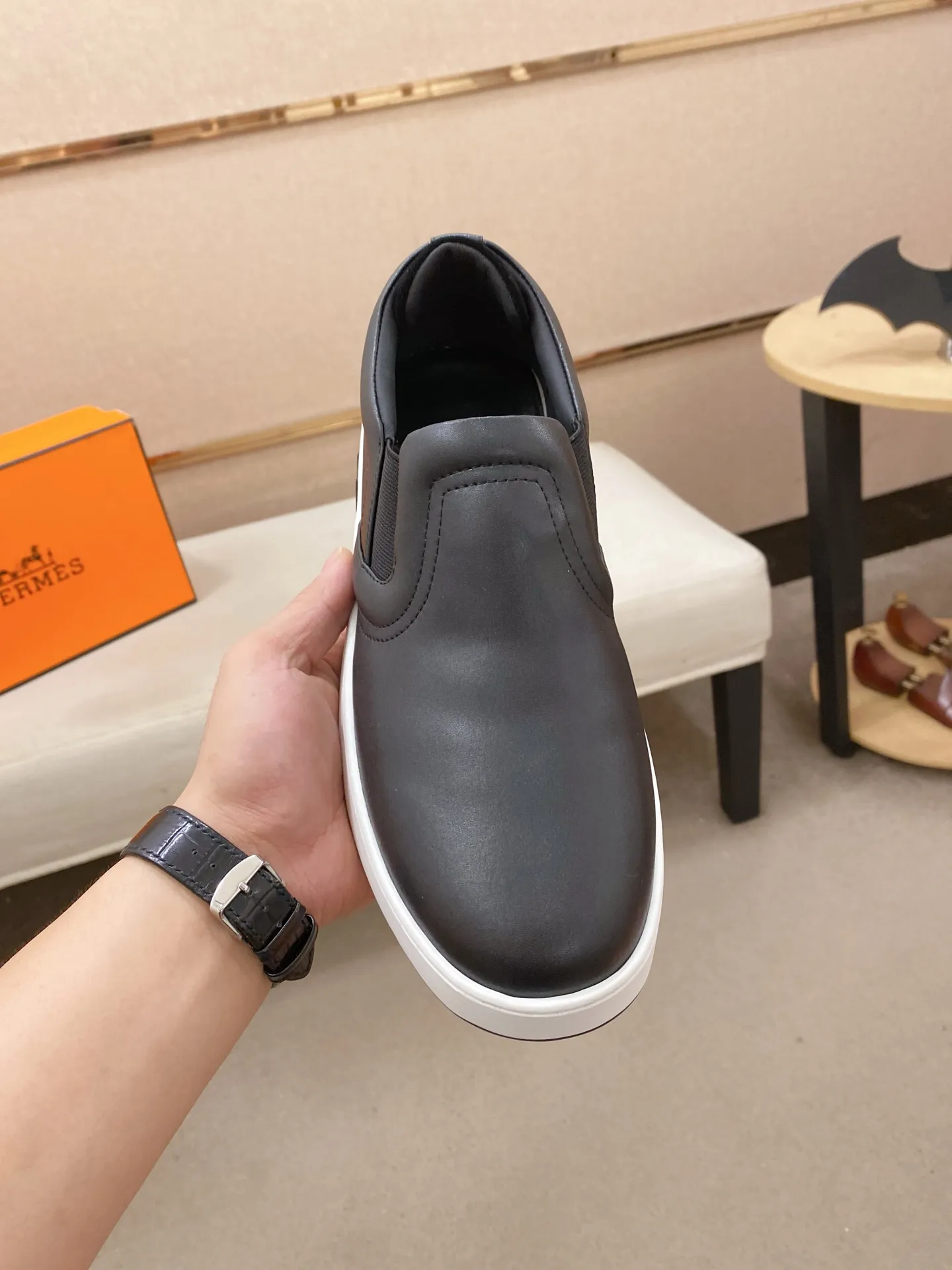 Men's clothing and shoes💰: 442💰《HERMES》【Classic original single version】Hermès; top 🔝purchase agent🔍🔍men's latest 🇺🇸 counter sales simultaneously, imported from Italy original ▲▲cowhide ▲▲ (high-end, nobility, class) ) Exquisite workmanship (Italian 🇮🇹 imported water-dyed 🐂 cowhide lining) sole: original sole provided by the original factory, ⚠️exclusive double-layer activity·TPR·rubber·combined molded outsole; super comfortable·wear-resistant·non-slip·environmental protection The real thing is more beautiful if you take the real thing (high quality, follow the order). You can enter and exit the counter at will * Number of yards: 38-44 (45 can be customized and cannot be returned or exchanged)